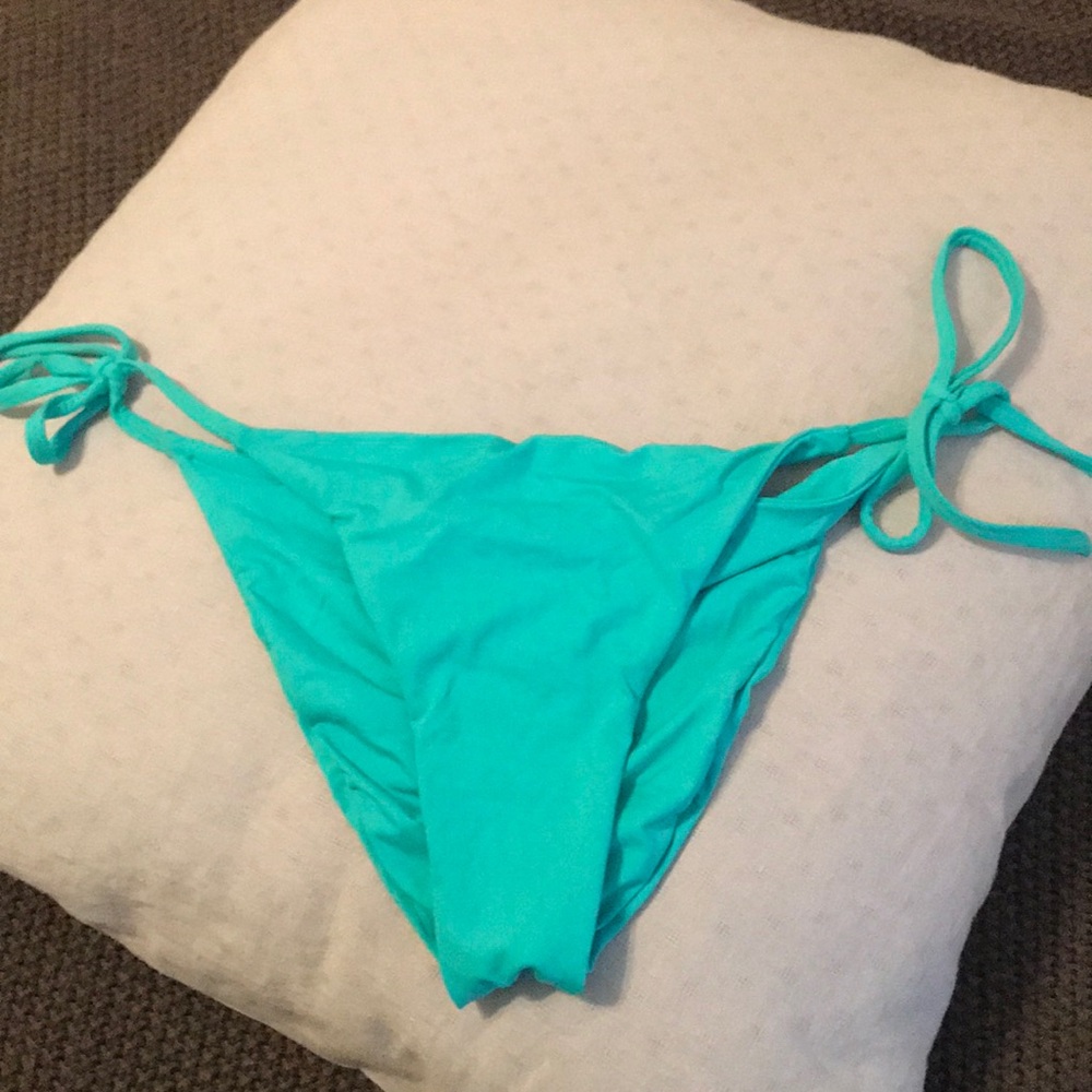 Cheeky bikini bottom